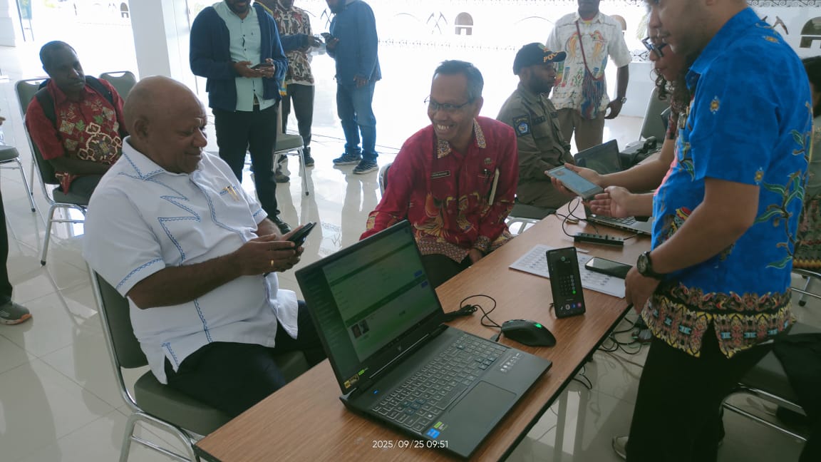 Disdukcapil Jayawijaya Gelar Layanan Jemput Bola untuk Aktivasi Identitas Kependudukan Digital - Berita Disdukcapil Jayawijaya